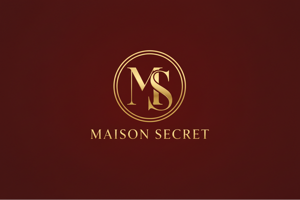 Maison Secret Logo met Rode Achtergrond